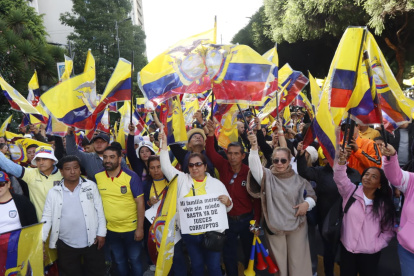 Manifestantes han salido a las calles de Quito para apoyar al presidente Daniel Noboa.