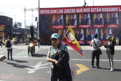 Una de las pancartas ubicadas en la av. Patria, colocada en contra de los jueces de la Corte, cayó sobre las personas en la av. 10 de Agosto, cerca del puente del Guambra.