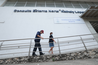 Asegurados caminan hacia un área del Hospital Teodoro Maldonado Carbo, en el Guayaquil.