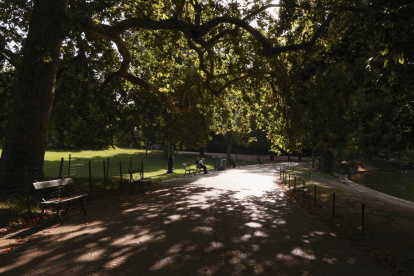 Parisinos se refugian del calor este martes 12 de agosto de 2025, en el parque de Buttes-Chaumont de la capital francesa.