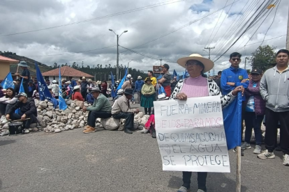 Protesta de comunidades campesinas cierran el principal acceso a la ciudad de Cuenca, exigen que se de baja la licencia ambiental otorgada al proyecto Loma Larga