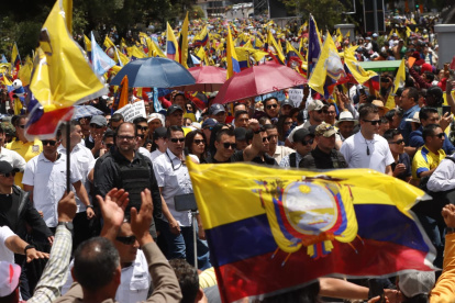 Daniel Noboa marchó por unos minutos junto a sus simpatizantes hacia la Corte Constitucional.