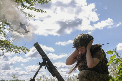 Militar ucraniana durante un entrenamiento en la región de Sumy, al noreste de Ucrania, el 12 de agosto de 2025.