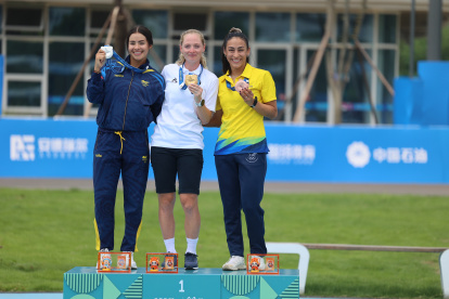Gabriela Vargas (d) en el podio de los 10.000 metros por puntos.