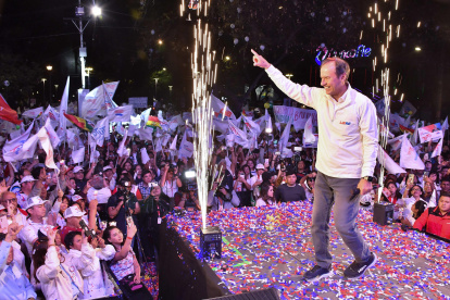 El candidato Jorge "Tuto" Quiroga, habla en el cierre de su campaña electoral este lunes, en Cochabamba (Bolivia).