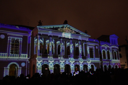 Espacios patrimoniales como el Teatro Sucre, San Francisco y Santo Domingo se iluminaron en el festival del mapping.