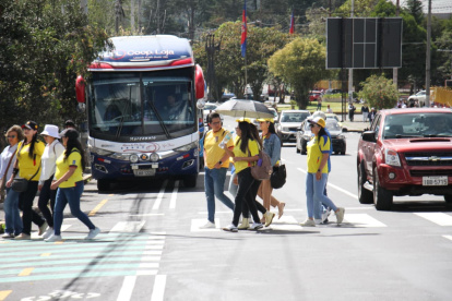 Las personas se dirigieron al sector de El Ejido y el coliseo Rumiñahui, para abordar los buses que los regresarían a sus ciudades, tras participar en la marcha de Daniel Noboa.