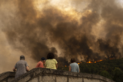 Vista del incendio forestal que permanece activo este martes 12 de agosto de 2025, en Monterrei (Ourense).