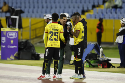 Con la consigna de refrescar líneas, Ismael Rescalvo (c) conversa con el volante Dixon Arroyo (d) y el extremo Christian Solano previo a sus respectivos ingresos en la victoria 2-1 ante El Nacional.