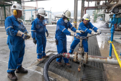 Personal trabajando en la Refinería Esmeraldas.