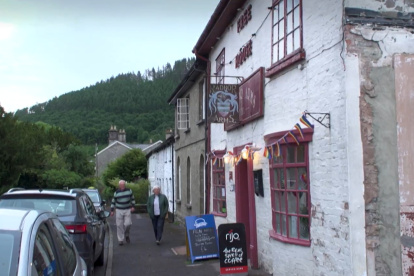 Fachada del pub Radnor Arms, en el pueblo de New Radnor, en el sur de Gales.