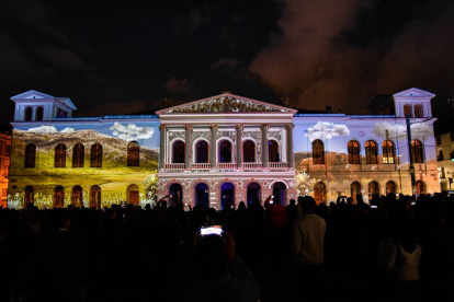550 ciudadanos infractores realizan trabajo comunitario en el Festival de luces en Quito.