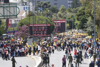 Quito amaneció con dos pancartas en la avenida Patria. En ellos se acusaba a los jueces constitucionales de robar la paz.