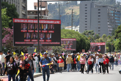 Rostros. Varios carteles con las fotos de los jueces de la Corte fueron expuestos a lo largo de la marcha.