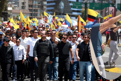 En la marcha convocada por el presidente Daniel Noboa hubo jóvenes haciendo el saludo nazi.