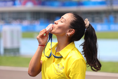 Gaby besa el bronce de China que se suma a 1 oro y tres bronces más de EE.UU. 2022.