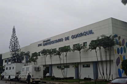 El capitán de navío Marco Zambrano fue designado como nuevo gerente del Hospital Universitario de Guayaquil, buscando recuperar la eficiencia y transparencia en medio de una crisis sanitaria.