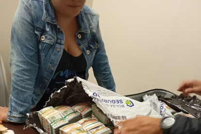 Dos mujeres trasladaban 2 millones de dólares y fueron detenidas por sospecha de lavado de dinero.