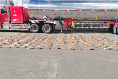 Policía Nacional decomisó 550 kilogramos de cocaína que estaban ocultos en un compartimento doble de un vehículo pesado.