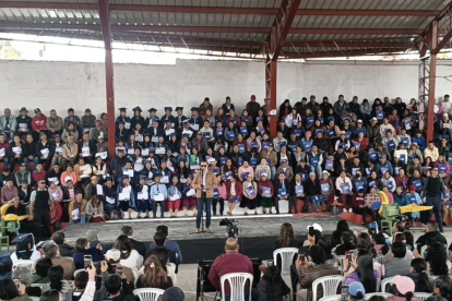 El presidente Daniel Noboa entrega títulos de propiedad y ayudas técnicas a habitantes de zonas rurales de Azuay.
