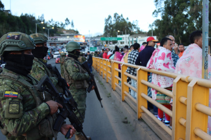 Integrantes de las Fuerzas Armadas de Ecuador custodian un grupo de presos colombianos en el paso fronterizo entre Ecuador y Colombia este viernes, en Rumichaca
