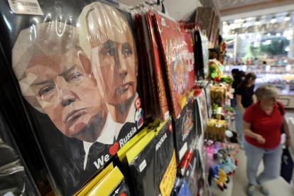 Una camiseta con retratos del presidente ruso Putin y del presidente estadounidense Trump en un mercado de recuerdos en Moscú, Rusia, el 13 de agosto de 2025.