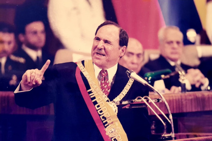 Abdalá Bucaram fue destituido en 1997, tras se declarado loco, por el entonces Concreso Nacional.