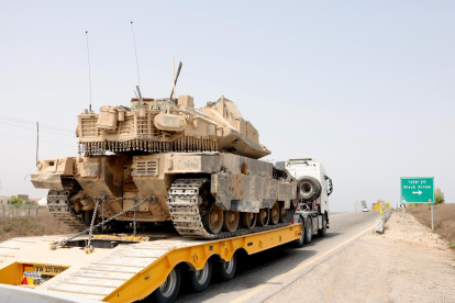 Un camión transporta un tanque israelí cerca de la frontera con la Franja de Gaza, visto desde el lado israelí, en el sur de Israel, el 12 de agosto de 2025.