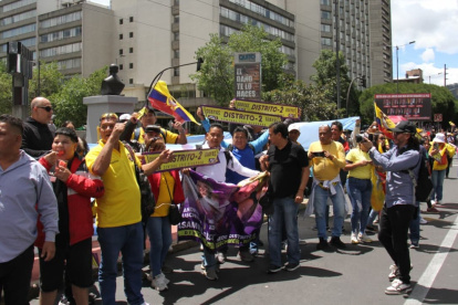 Los jóvenes que realizaron gestos nazi fueron grabados cuando circulaban por la esquina de la av. Patria y 6 de Diciembre, durante la marcha de Daniel Noboa en Quito.