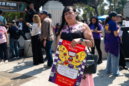 Ciudadana estadounidense, Reyna, posando con un cartel este martes 12 de agosto de 2025, en Los Ángeles (Estados Unidos).