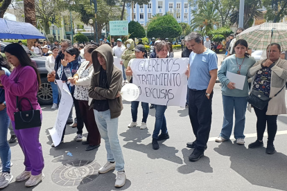 Pacientes renales marchan en Loja para exigir pagos a clínicas de diálisis.