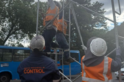 AMC ejecutó un operativo y retiró estructuras metálicas en el centro norte de Quito