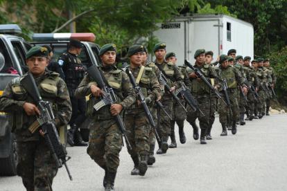 Integrantes de las Fuerzas Armadas custodian los alrededores del Centro de Detención Preventivo de la zona 18 este martes, en Ciudad de Guatemala (Guatemala).
