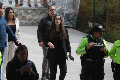 La asambleísta Camila León evitó a la prensa cuando fue cuestionada sobre el proyecto minero Loma Larga.