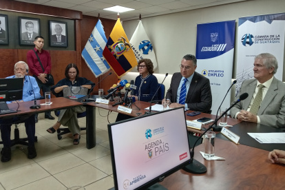 La ministra de Trabajo Ivonne Núñez junto al presidente de la Cámara de Construcción Guayaquil Otton Lara.