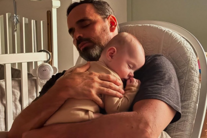 El político con su pequeño hijo.