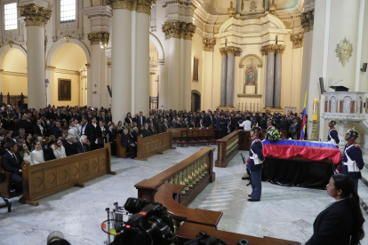 El batallón Guardia Presidencial vigilan el féretro del fallecido precandidato presidencial Miguel Uribe Turbay en la catedral Primada en Bogotá (Colombia).