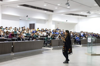 La astrofísica ecuatoriana Ph. D. Silvana Delgado presentó en la ESPOL una charla sobre galaxias gigantes y agujeros negros supermasivos