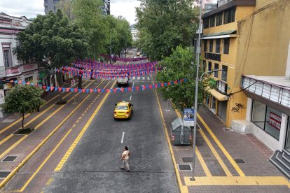 Silencio. Así luce la avenida Amazonas, con locales cerrados y muchos vacíos. Los pocos usuarios ven como positivo el plan para recuperar y repoblar esta zona.