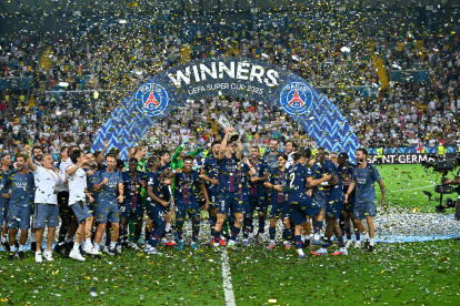 Jugadores de PSG celebraron y levantaron el trofeo de la Supercopa de Europa, el quinto título ganado en 2025.