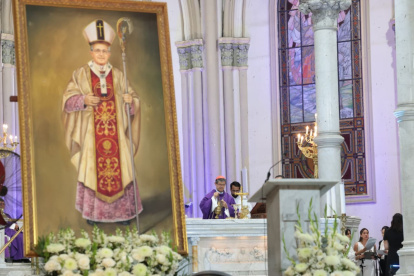 El arzobispo y cardenal Luis Gerardo Cabrera, quien destacó la importancia de mantener vivo el legado espiritual del monseñor Larrea Holguín, presidió la misa por el aniversario de su fallecimiento.