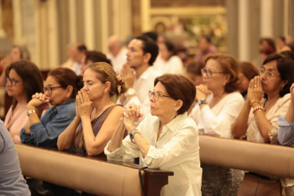 Fieles de distintas partes de la ciudad participaron de la misa en la Catedral de Guayaquil para honrar el legado del monseñor Larrea.