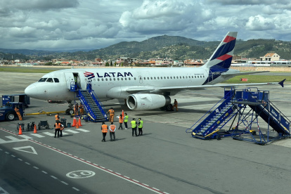 La industria aérea del país analiza su impacto en los costos operativos y en rutas de los vuelos.