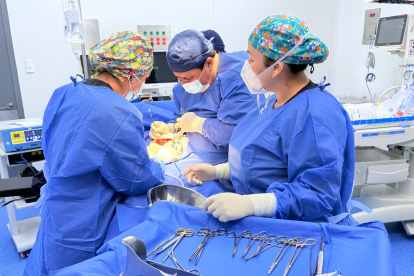 Sala de intervención quirúrgica durante una cesárea en el hospital Universitario de Guayaquil