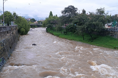 Imagen referencial. Un ciudadano fie rescatado del río Cuenca luego que cayera por accidente.