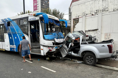 Bomberos cortaron la puerta de la camioneta para liberar al conductor atrapado entre el volante y el tablero.