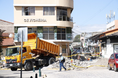 La calle Manabí, en la intersección con la García Moreno, está cerrada al tránsito vehicular.