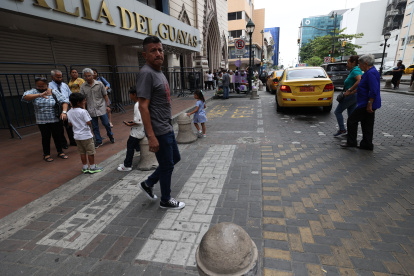 En lugares como Víctor Manuel Rendón y Córdova, centro de Guayaquil, se observa la infraestructura peatonal dañada.
