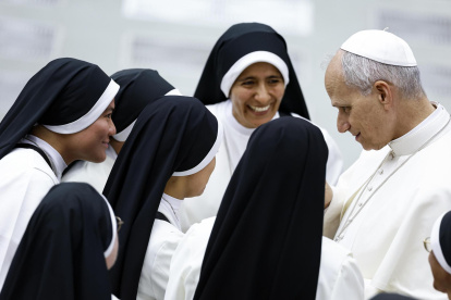 El Papa León XIV saluda a las monjas durante la Audiencia General semanal en la Sala Pablo VI, Ciudad del Vaticano, 13 de agosto de 2025.