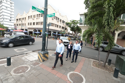 A diario, oficinistas acuden a almorzar a restaurantes en la calle Panamá, en el centro de Guayaquil.